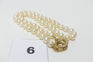 1 collier de perles fermoir menottes en or 750/1000 orné de petits diamants (L44cm environ). PB 49g