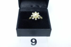 1 bague en or 750/1000 rehaussée d'une perle entourage 8 petits diamants (Td58). PB 6,8g