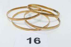 4 bracelets rigides et ciselés en or 750/1000 (abîmés, diamètre 6,5cm). PB 45,4g
