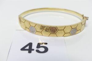 1 bracelet rigide ouvrant en or 750/1000 motif central orné de petites pierres (diamètre 5/6cm). PB 11,1g