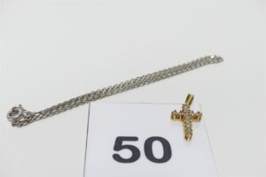 1 chaîne maille forçat (L38cm) et une croix ornée de petits diamants. Le tout en or 750/1000. PB 4,1g