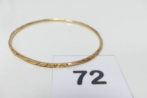 1 bracelet jonc ouvragé en or 750/1000 (petite soudure bas titre, diamètre 6,5cm). PB 14,2g