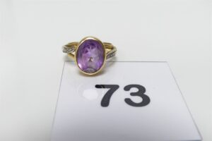 1 bague en or 750/1000 sertie d'une pierre violette épaulée de petits diamants TL rose (Td55). PB 6,4g