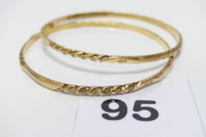 2 bracelets rigides ciselés en or 750/1000 (diamètre 6,3cm). PB 26,8g