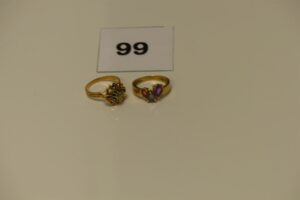 2 bagues en or 750/1000 (1 ornée de 3 petites pierres violettes Td55)(1 ornée d'une petite pierre monture cassée Td56). PB 8g