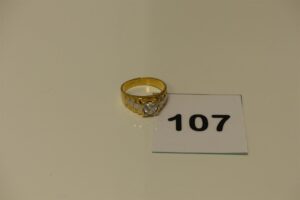 1 chevalière bicolore en or 750/1000 ornée d'une pierre cassée (Td62). PB 7,4g