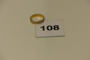 1 alliance bicolore ciselée en or 750/1000 (Td62). PB 5,8g