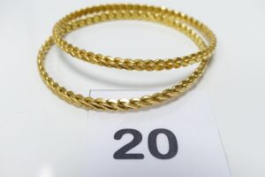 2 Bracelets rigides ciselés en or 916/1000 (22K, diamètre 6cm). PB 37,3g