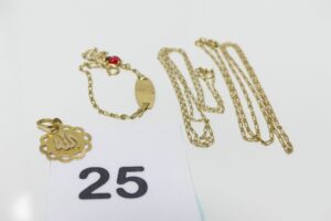 2 Chaînes maille alternée (L40cm), 1 pendentif gravé et 1 bracelet gourmette vierge orné d'une petite coccinelle (L14cm) . Le tout en or 750/1000. PB 6,1g