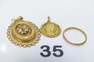 1 Pendantif ouvragé (manque perle centrale), 1 médaille de la Vierge gravée et 1 alliance (Td63). Le tout en or 750/1000. PB 9,3g