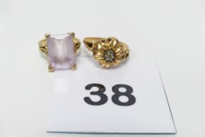 2 Bagues en or 750/1000 (1 rehaussée d'une pierre violette Td49 et 1 ouvragée ornée d'une petite pierre Td56). PB 7,5g