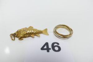 1 Pendentif poisson articulé et 1 alliance 3 brins (Td53). Le tout en or 750/1000 PB 8g