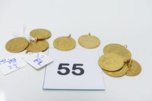 10 Breloque pièces de 10frs (9 en 916/1000-22K et 1 en 833/1000-20k)(1 belière en métal, 1 belière cassée, 1 manque belière et 1 belière en 14k). PB 29,3g