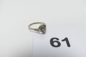 1 Bague en or 750/1000 ornée d'un petit diamant taille rose (Td51). PB 1,4g