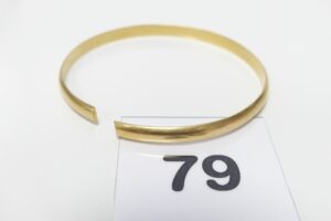 1 Bracelet demi-jonc fendu en or 750/1000 (diamètre 6cm). PB 18g
