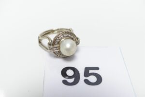 1 Bague en or 750/1000 centrée d'une perle entourage petits diamants (Td52). PB 7,9g