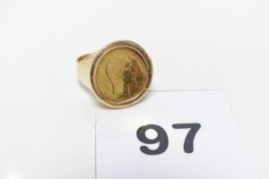 1 Chevalière en or 750/1000 sertie d'une pièce de 10frs (très abimée, Td62). PB 11g