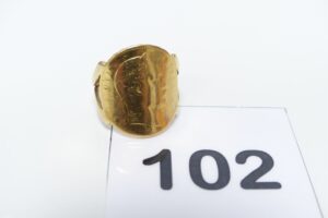 1 Bague en or 750/1000 sertie d'une pièce de 20frs retournée (Td58). PB 9,5g