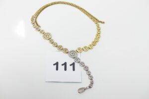 1 Collier maille articulée en or 750/1000, motif central bicolore et orné de petites pierres (L40cm). PB 21,6g