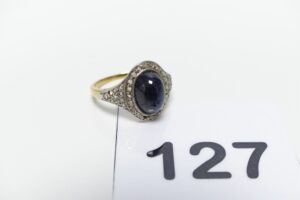 1 Bague en or 750/1000 et platine sertie d'une pierre centrale bleue cabochon etnourage petits diamants taille rose (3 chatons vides, Td55). PB 4,5g
