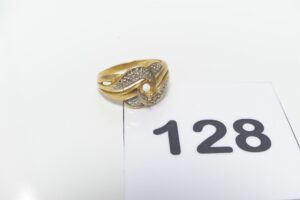 1 Bague en or 750/1000 motif central bicolore orné de petits diamants (manque pierre centrale, Td53). PB 3,7g