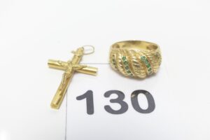 1 Bague en or 750/1000 motif central ciselé et orné de petites pierres vertes (2 chatons vides, Td56) et 1 Christ sur croix en or 750/1000. PB 7,7g