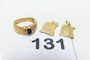 1 Bague monture ciselée et ornée d'une petite pierre bleue épaulée de 6 petits diamants (Td53), 1 médaille à décor d'un ange et 1 pendentif plaque gravée. Le tout en or 750/1000 PB 8,5g