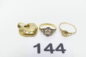 1 Pendentif coeur orné de petits diamants et 2 bagues (1 ornée d'une petite pierre Td52 et 1 ouvragée Td53). Le tout en or 750/1000 PB 4,7g