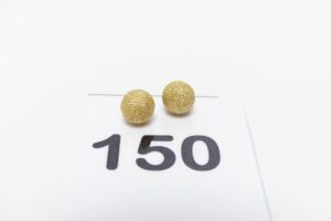 1 Paire de boucles à décor d'une boule en or granité 750/1000. PB 2,8g