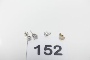 2 petits pendentifs ornés de petits diamants et 1 paire de boucles ornées d'un petit diamant. Le tout en or 375/1000 (9K). PB 1,7g