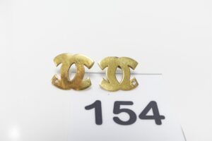 1 Paire de boucles ouvragées ornées d'une petite pierre en or 750/1000 (1 système en métal). PB 3,6g