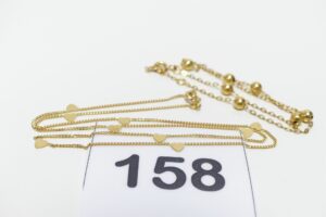 1 Bracelet maille plate à décor de boules (L24cm) et 1 chaîne maille gourmette à décor de petits coeurs (L38cm). Le tout en or 750/1000 PB 3,9g