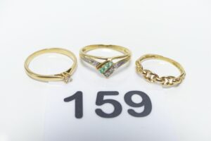 3 Bagues en or 750/1000 (1 à décor de grains de café Td51, 1 ornée de petites pierres vertes et petits diamants Td55 et 1 solitaire orné d'un petit diamant Td53). PB 5,1g