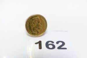1 Chevalière en or 750/1000 sertie d'une pièce de 20frs 900/1000 (Td55).PB 15,6g