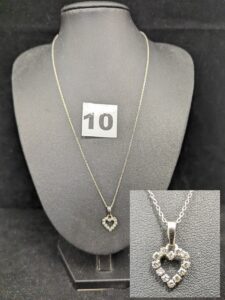 1 Chaine fine maille forçat (L40cm), 1 pendentif motif coeur (L1cm) orné de petits diamants. Le tout en or gris 750/1000 18k. PB 2,4g