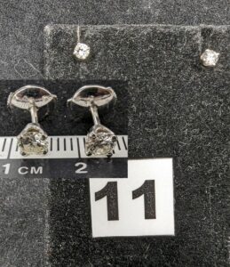 2 Clous d'oreilles ornés d'un diamant, fermoir Alpa, en or gris 750/1000 18k. PB 1,7g