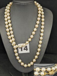 1 Sautoir en perle et petites billes d' or (L82cm), élements en or 750/1000 18k . PB 56,3g