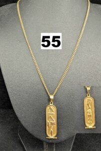 1 Chaine maille gourmette (L51cm) et 1 pendentif égyptien (L4cm) 2 faces à mot-ifs différents. Le tout en or 750/1000 18k. PB 10,7g