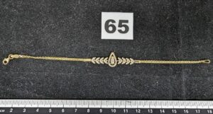 1 Bracelet maille bismark, motif central réhaussé de pierres ( manque 1 point de soudure, L17,5cm) en or 750/1000 18k . PB 4,1g