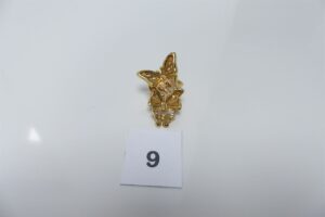 1 bague en or 750/1000 à décor de papillons (petit choc sur l'anneau, creuse,Td59). PB 5,3g