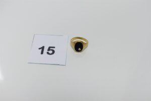 1 chevalière en or 750/1000 sertie d'un onyx et petit diamant abîmé (Td56). PB 3,5g