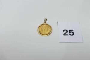 1 pendentif en or 750/1000 serti-griffes 1 pièce de 20Frs en or 900/1000. PB 9,9g