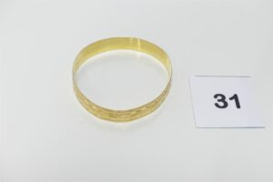 1 bracelet semi-rigide ouvragé en or 750/1000 (monture à redresser, diamètre 6,5cm environ). PB 12,7g