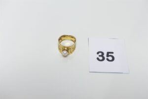 1 bague en or 750/1000 réhaussée d'une perle (Td53). PB 3g