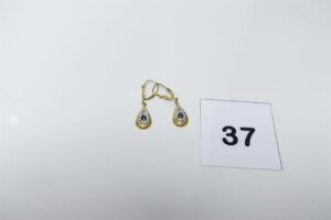 1 paire de pendants bicolore en or 750/1000 ornés d'une petite pierre bleue. PB 1,5g