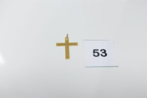 1 croix ouvragée en or 750/1000 (H3,5cm). PB 4,3g
