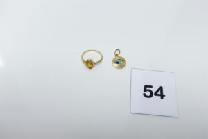 1 pendentif à décor d'un oeil orné d'une pierre bleue et 1 bague ornée d'une pierre ambrée (Td53). Le tout en or 750/1000. PB 3,3g