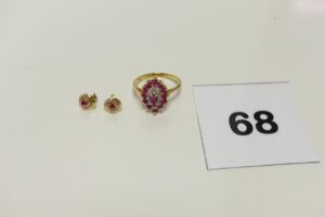 1 bague à décor floral ornée de petites pierres roses et petits diamants (Td53) et 2 boucles ornées d'une petite pierre rose. Le tout en or 750/1000. PB 3,6g