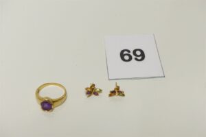 1 bague en or 750/1000 ornée d'une grosse pierre violette (Td55) et 2 boucles à décor d'un papillon orné de petites pierres de couleur. Le tout en or 750/1000. PB 5,2g