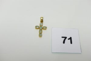 1 croix en or 750/1000 ornée de 6 grosses pierres bleues ciel (H4cm). PB 3,7g